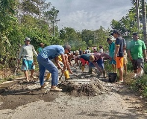 Warga Desa Perbaiki Jalan Swadana