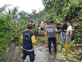 Camat dan Warga Bersihkan Longsor