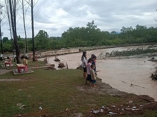 Kios Pedagang Dakem Hilang Disapu Banjir