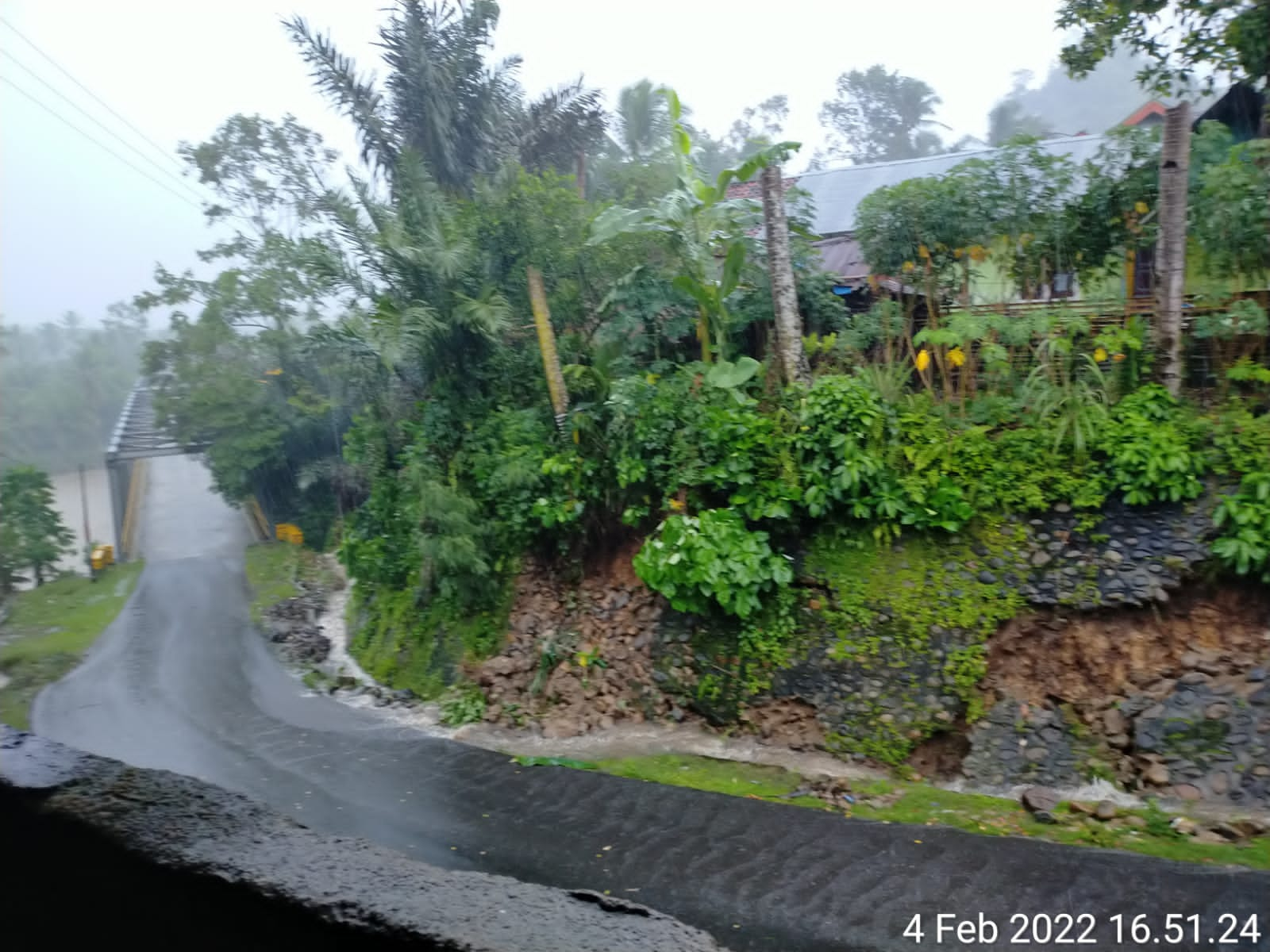 Penahan Tebing Runtuh, Rumah Warga Terancam Longsor