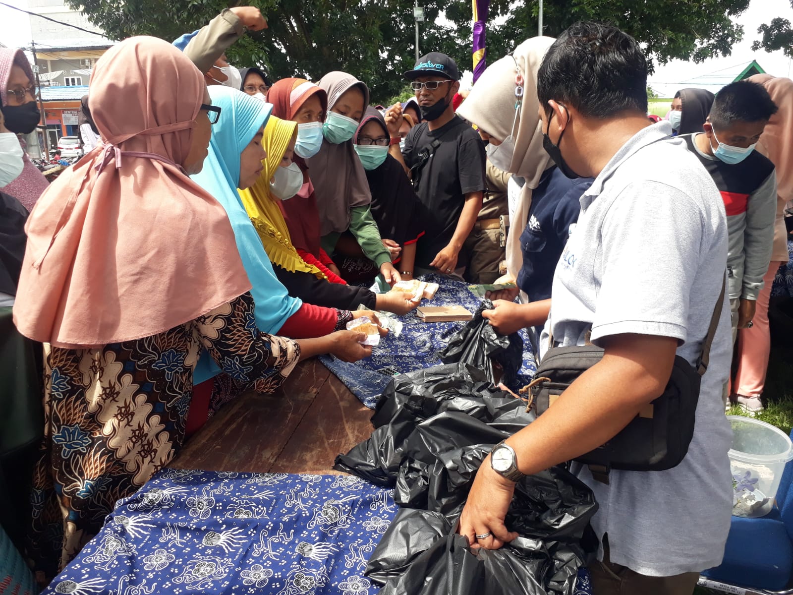 Warga Serbu Pasar Murah, Berebut Minyak Goreng