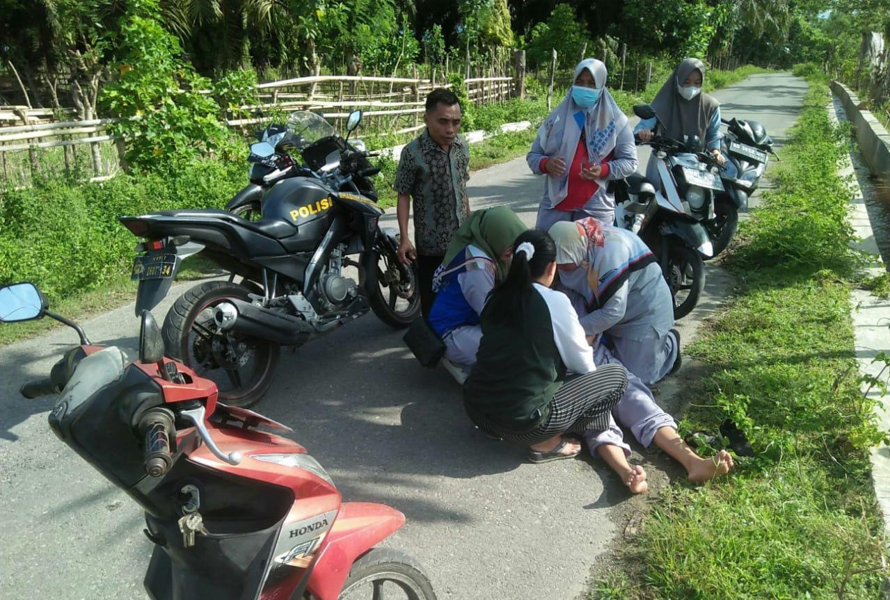 Kejar Vaksinasi 100 Persen, Vaksinator Jatuh dari Motor