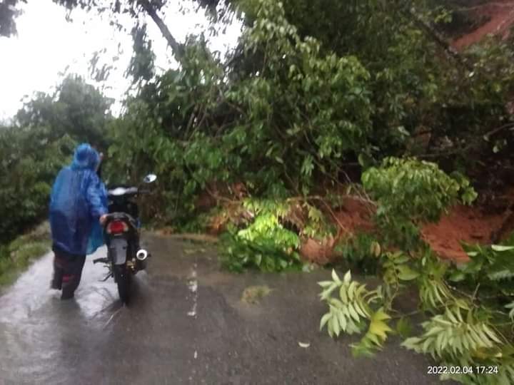 Jalan Provinsi Menuju Kinal dan Muara Sahung Lumpuh