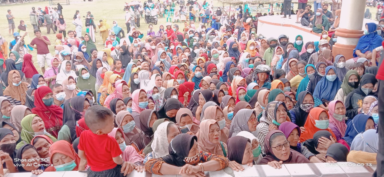 Demi Migor Dua Liter, Rela Berdesakan Sambil Gendong Anak