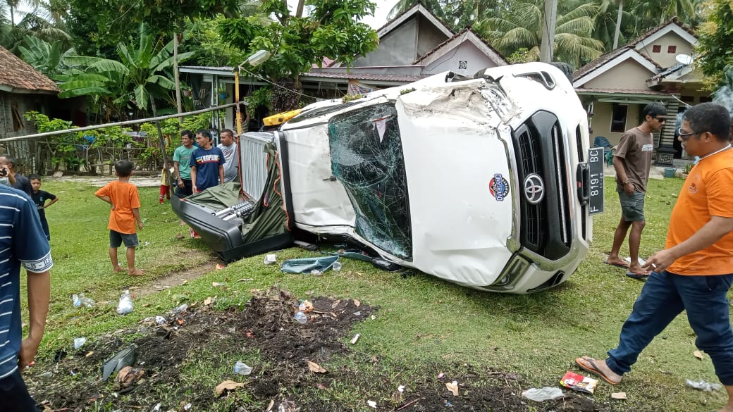 Keluar Garis Jalinbar Sumatera, Hilux Terguling