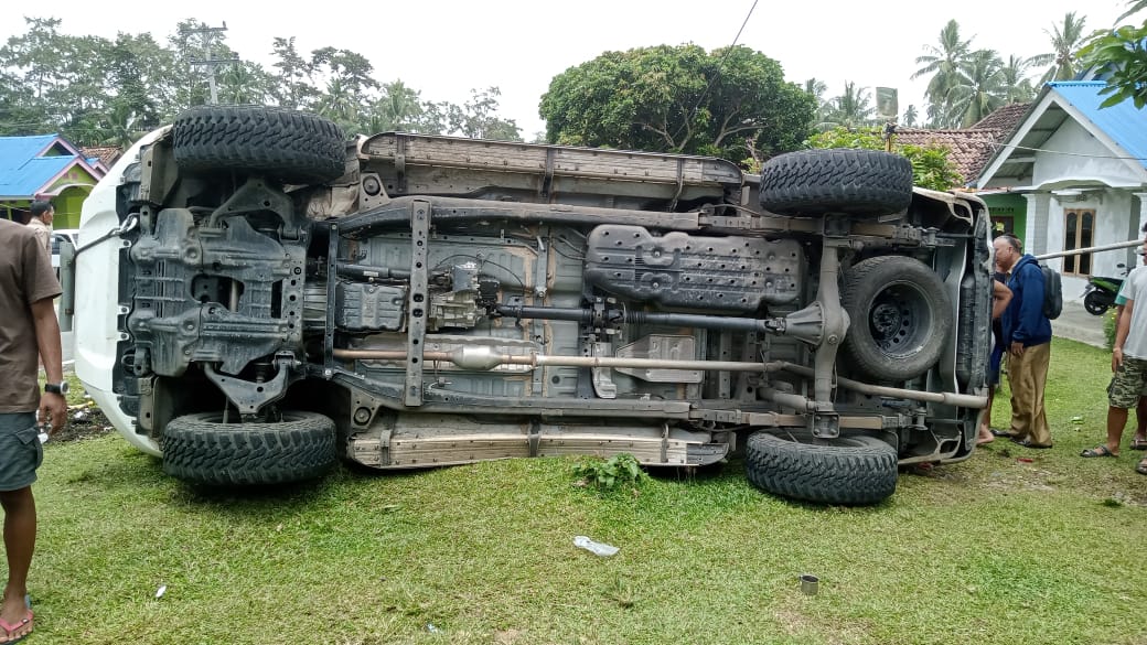 Keluar Garis Jalinbar Sumatera, Hilux Terguling