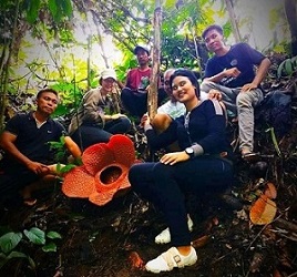 Jaga Kelestarian Hingga Pandu Wisatawan Kunjungi Rafflesia