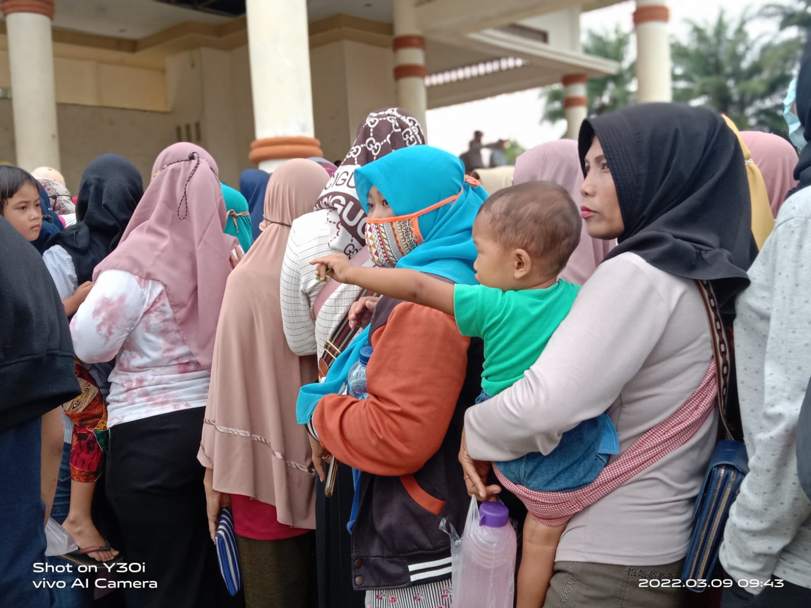 Demi Migor Dua Liter, Rela Berdesakan Sambil Gendong Anak