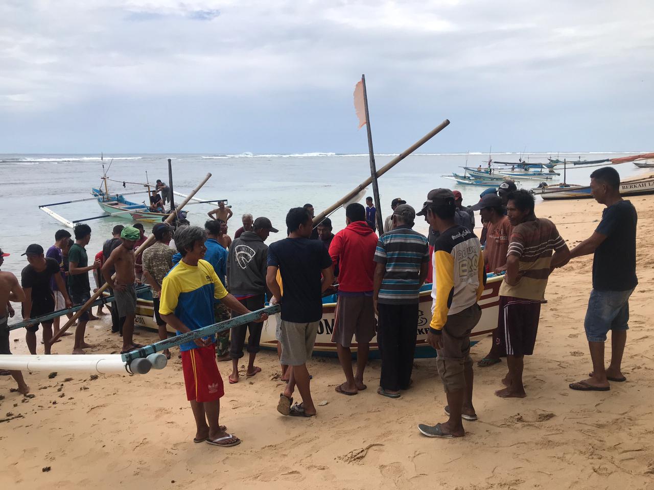 Dihantam Badai, Perahu Nelayan Gurita Terbalik