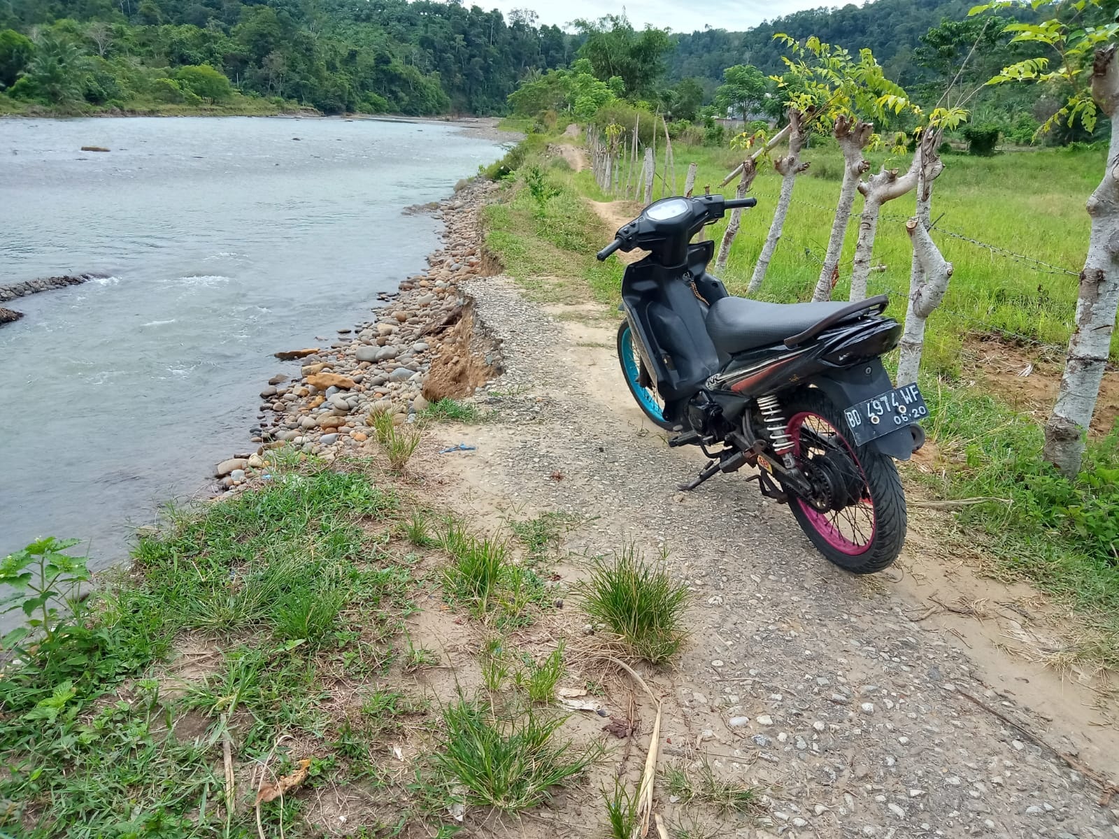 Belum Diperbaiki, Petani Buat Jalan Alternatif