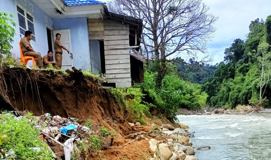 Erosi Sungai Nasal Sentuh Pemukiman Warga Muara Dua