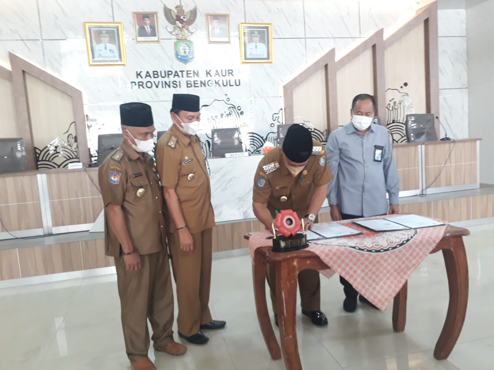 Pemda Kaur MoU bersama BPJS Ketenagakerjaan, Ahli Waris Kades dan Perades Terima Santunan