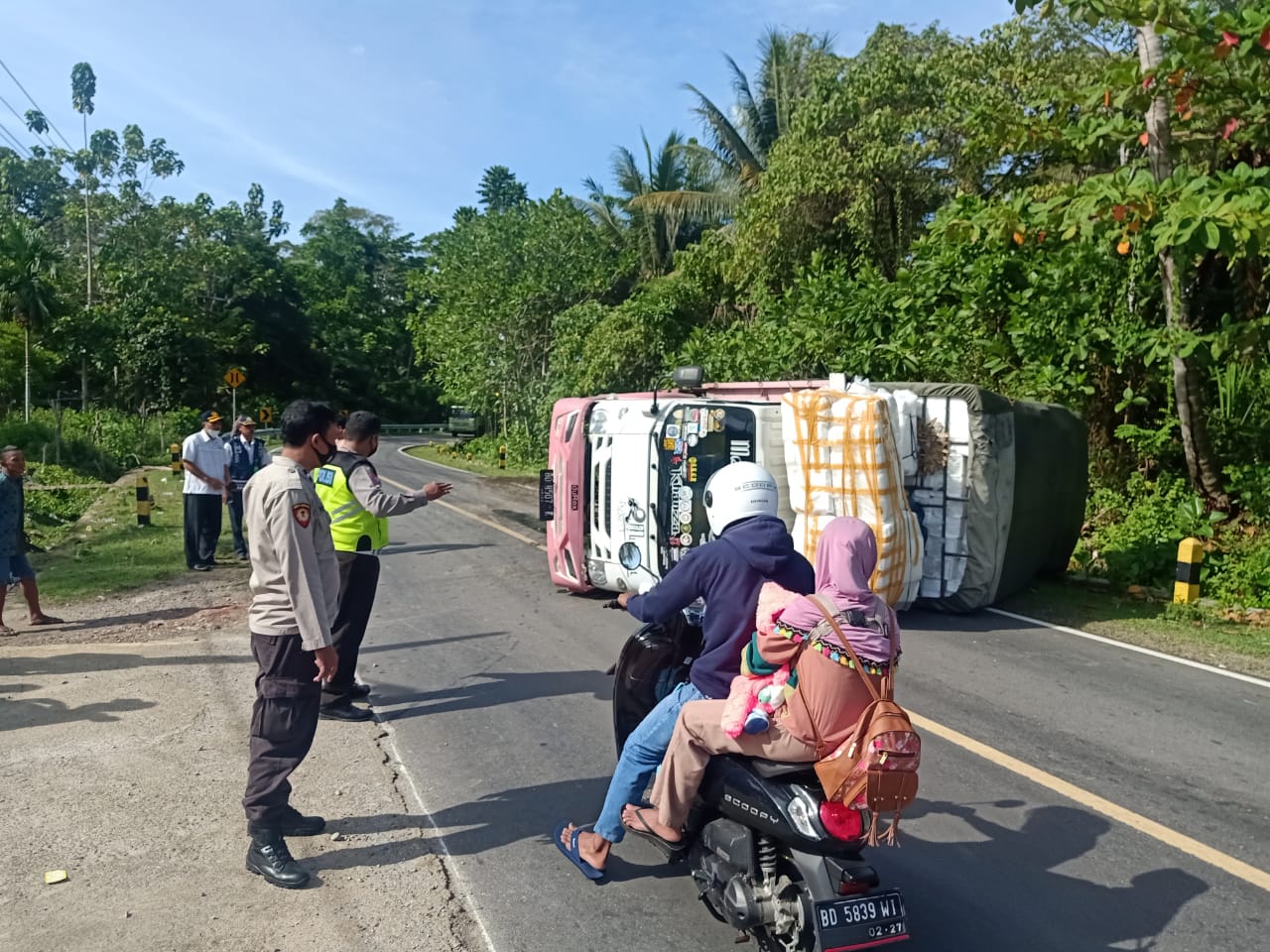 Elak Sapi Truk Bawa Bawang Terbalik