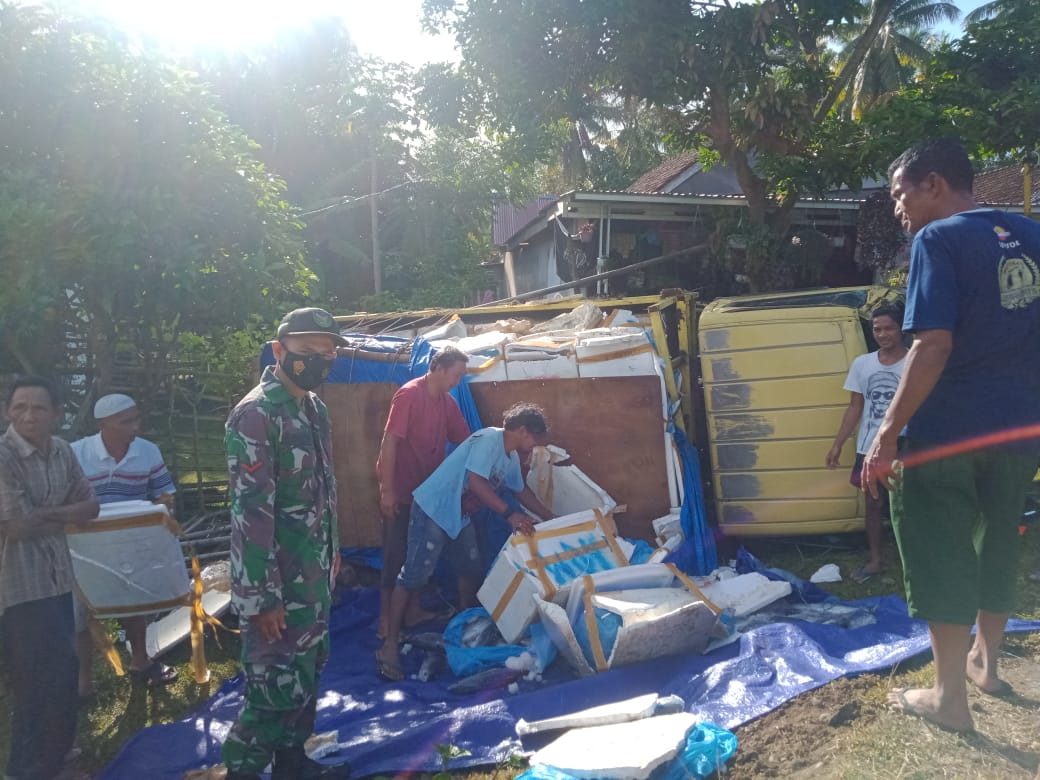 Kaget Lihat Nenek-Nenek Menyeberang, Truk Ikan Terguling