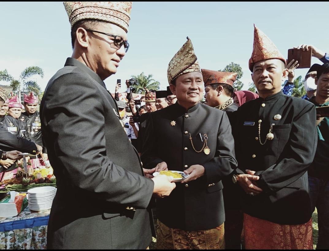 Potongan Pertama Tumpeng HUT ke-19 Kaur Diberikan Bupati Kepada Sekda Provinsi