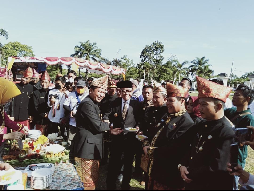 Potongan Pertama Tumpeng HUT ke-19 Kaur Diberikan Bupati Kepada Sekda Provinsi