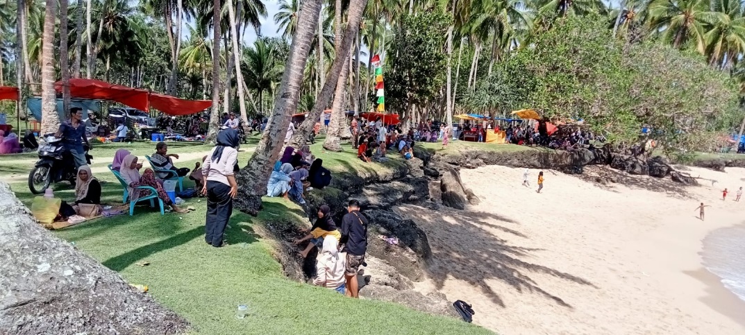 Pengunjung Pantai Ramai, Bawa Berkah Pedagang