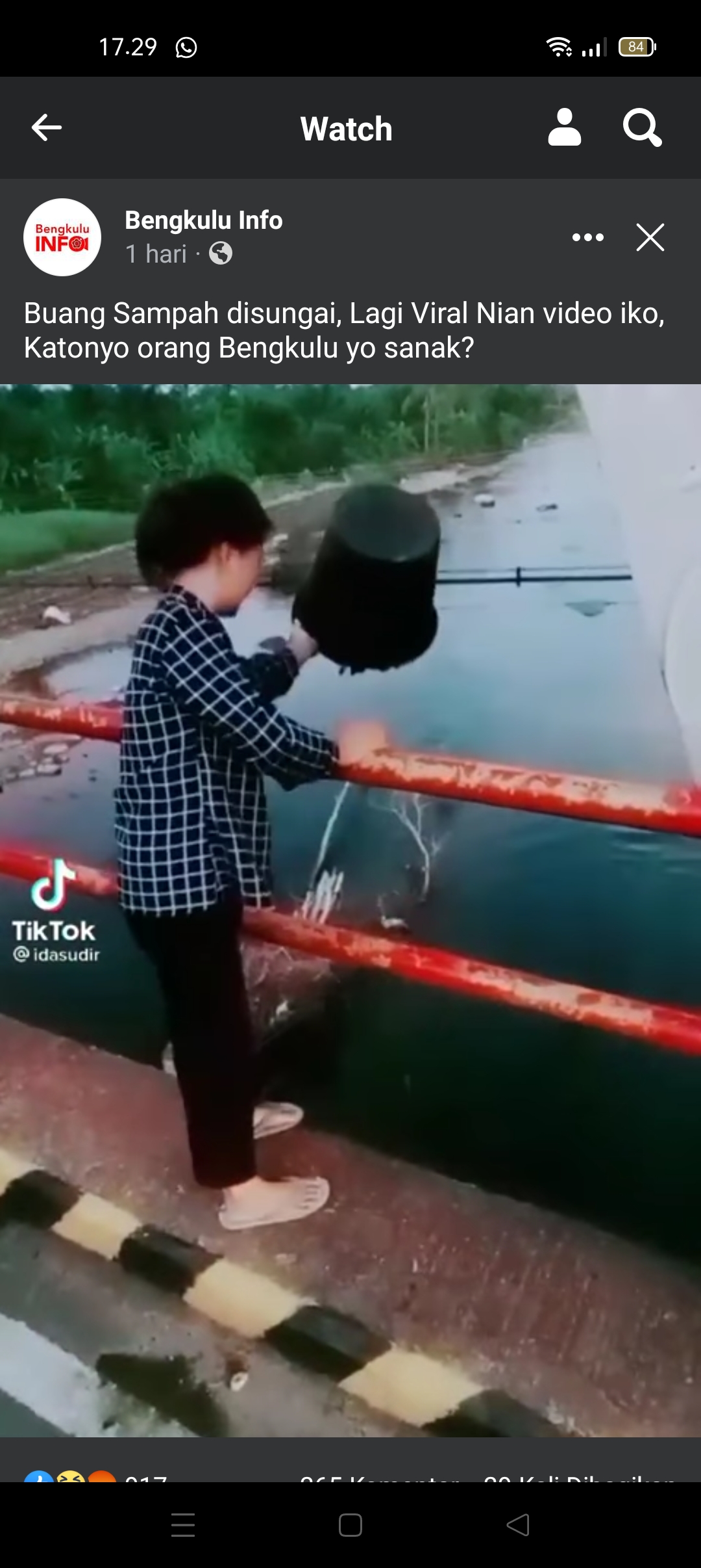 Viral!! 2 Wanita Buang Sampah ke Sungai Sambil Joget