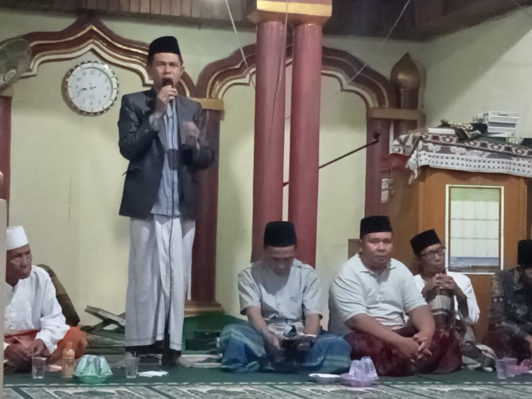 Hadirkan Ustadz Marpen Sory, Masyarakat Desa Mentiring Peringati Malam Nuzulul Qur'an