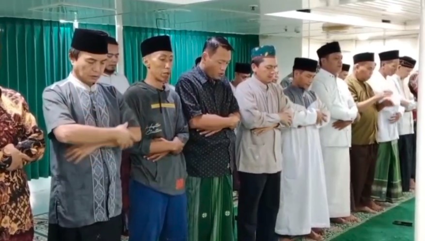 Idul Fitri di Perjalanan, Pemudik Gelar Salat Ied di Atas Kapal Laut