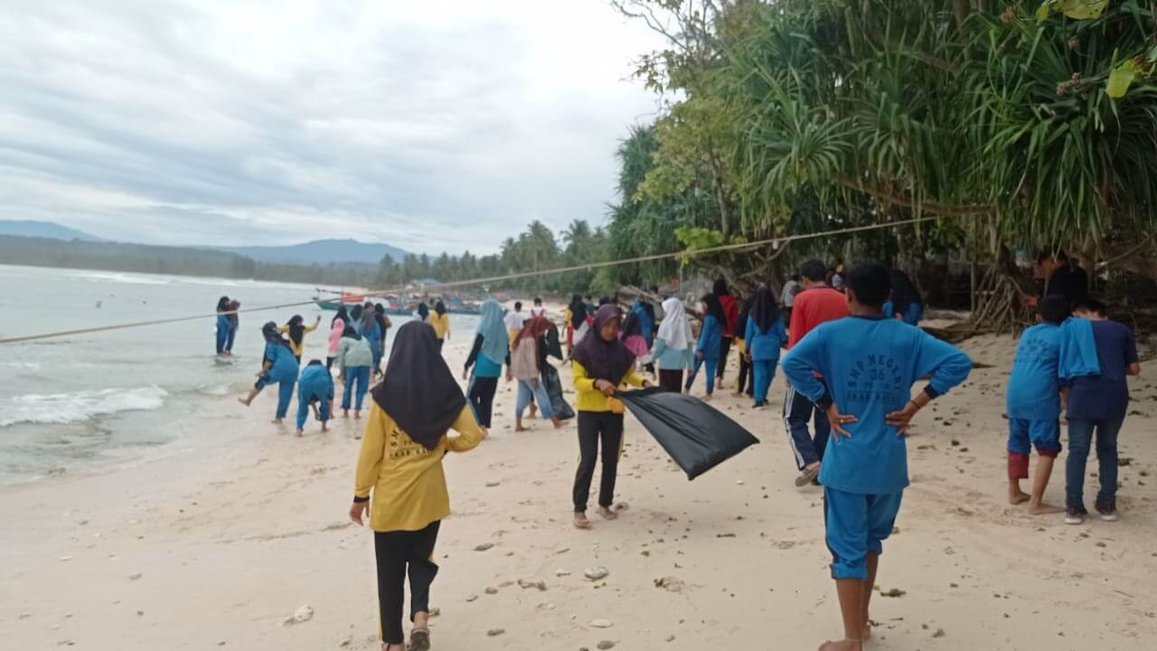 Peringati Maulid Nabi, Murid dan Siswa Baksos