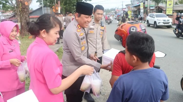 Polres Kaur dan Bhayangkari Berbagi Takjil