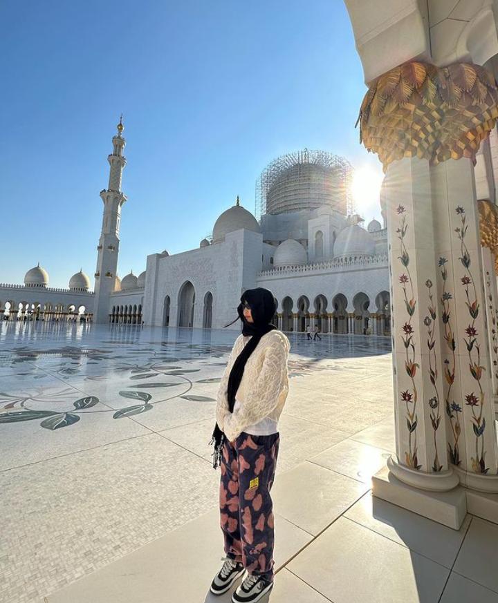 Berhijab! Jennie Blackpink kunjungi Masjid Abu Dhabi, Ini 9 Bukti Kemegahan Masjid Agung Sheikh Zayed