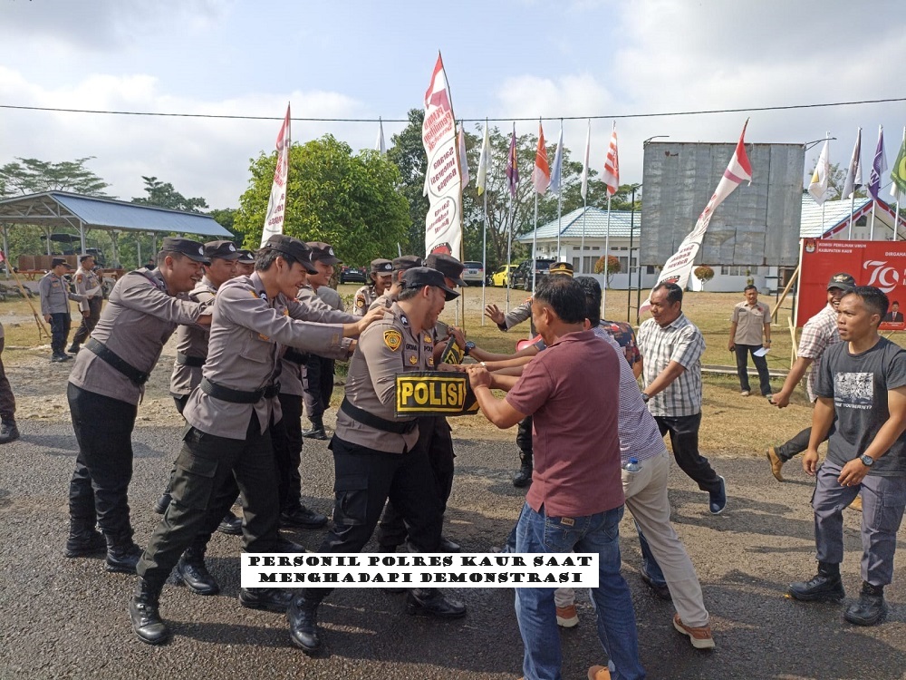 Situasi Menegangkan di KPU Kaur saat Polres Kaur Simulasi Pengamanan jelang Pilkada 2024