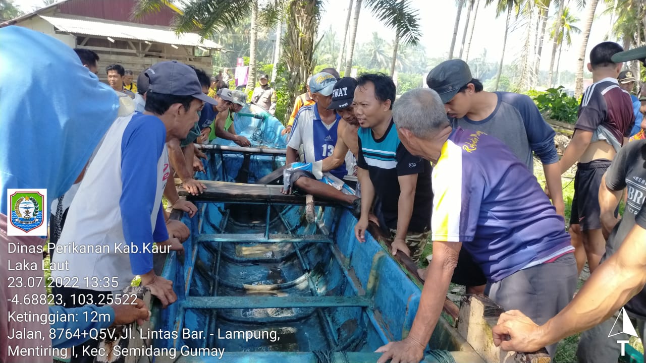 BREAKING NEWS : Perahu Nelayan Pantai Hili Terbalik 