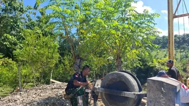 Melihat Progres Pembangunan Jembatan Gantung Perintis Garuda oleh Koramil 408-03/Kaur Tengah 