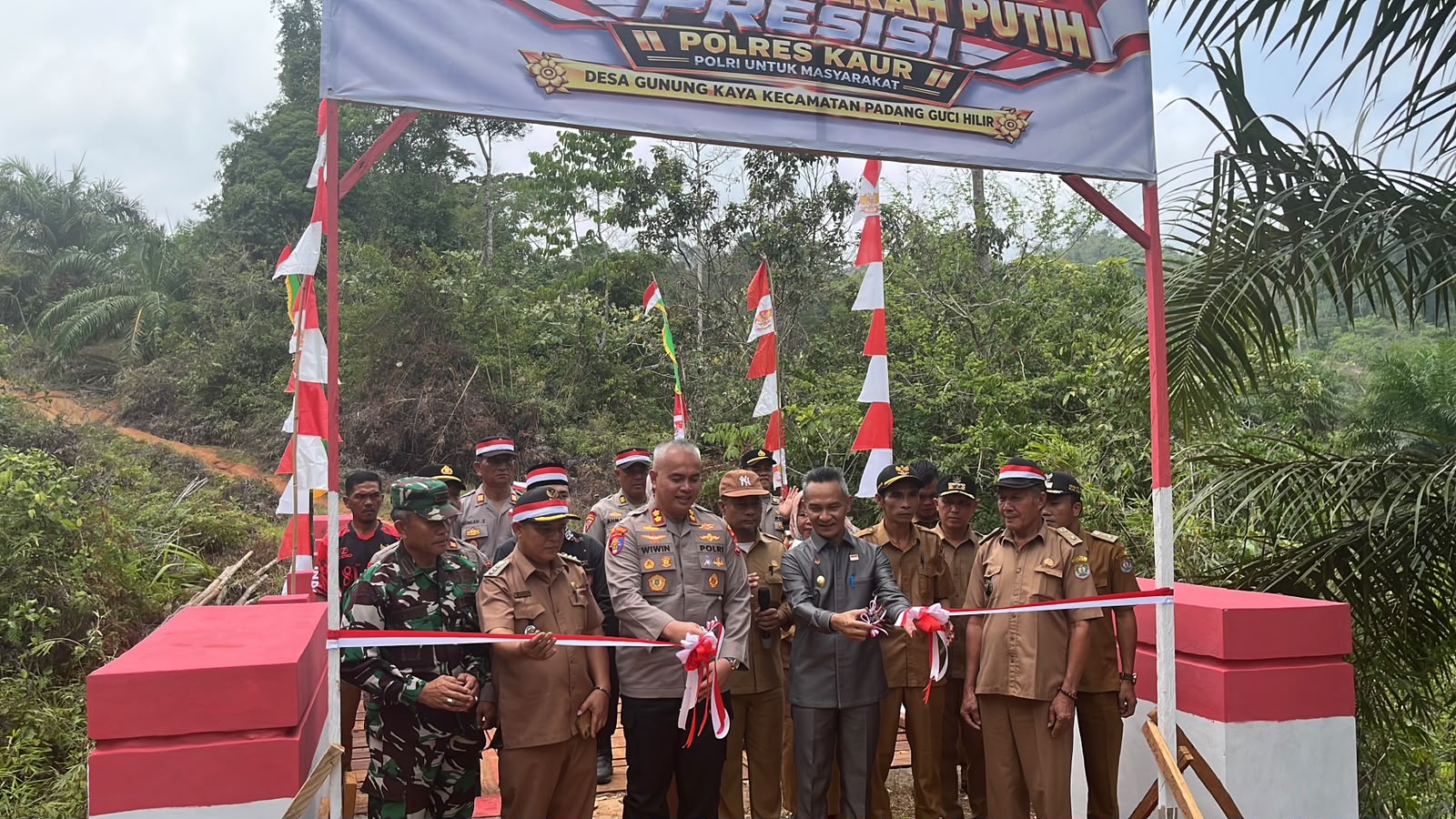 Wakil Bupati Kaur dampingi Kapolres Resmikan Jembatan Merah Putih Presisi di Desa Gunung Kaya