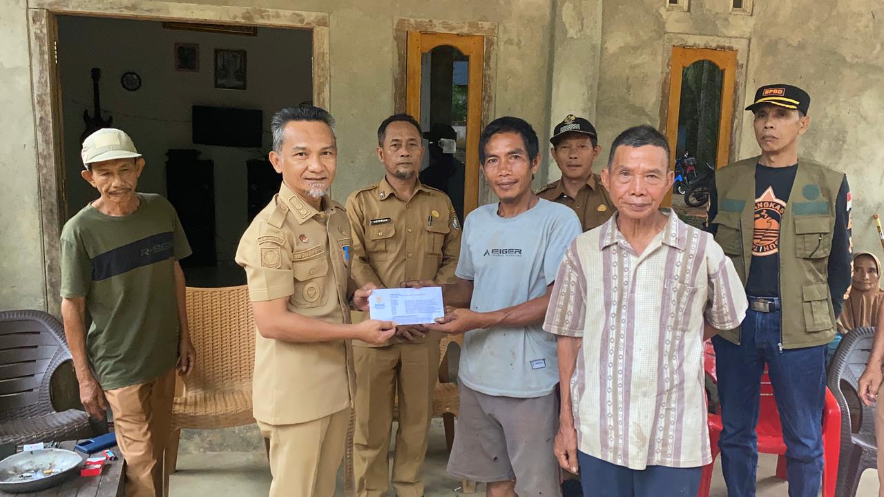 Wujud Kepedulian, Wakil Bupati Kaur Serahkan Bantuan bagi Korban kebakaran