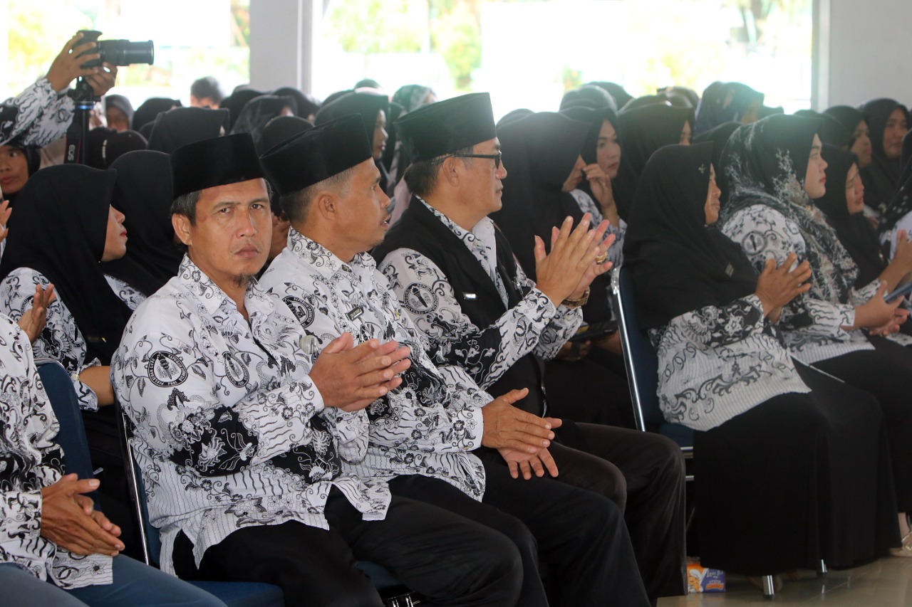 Insentif Keuangan Bagi Guru di Indonesia: Motivasi atau Politik?