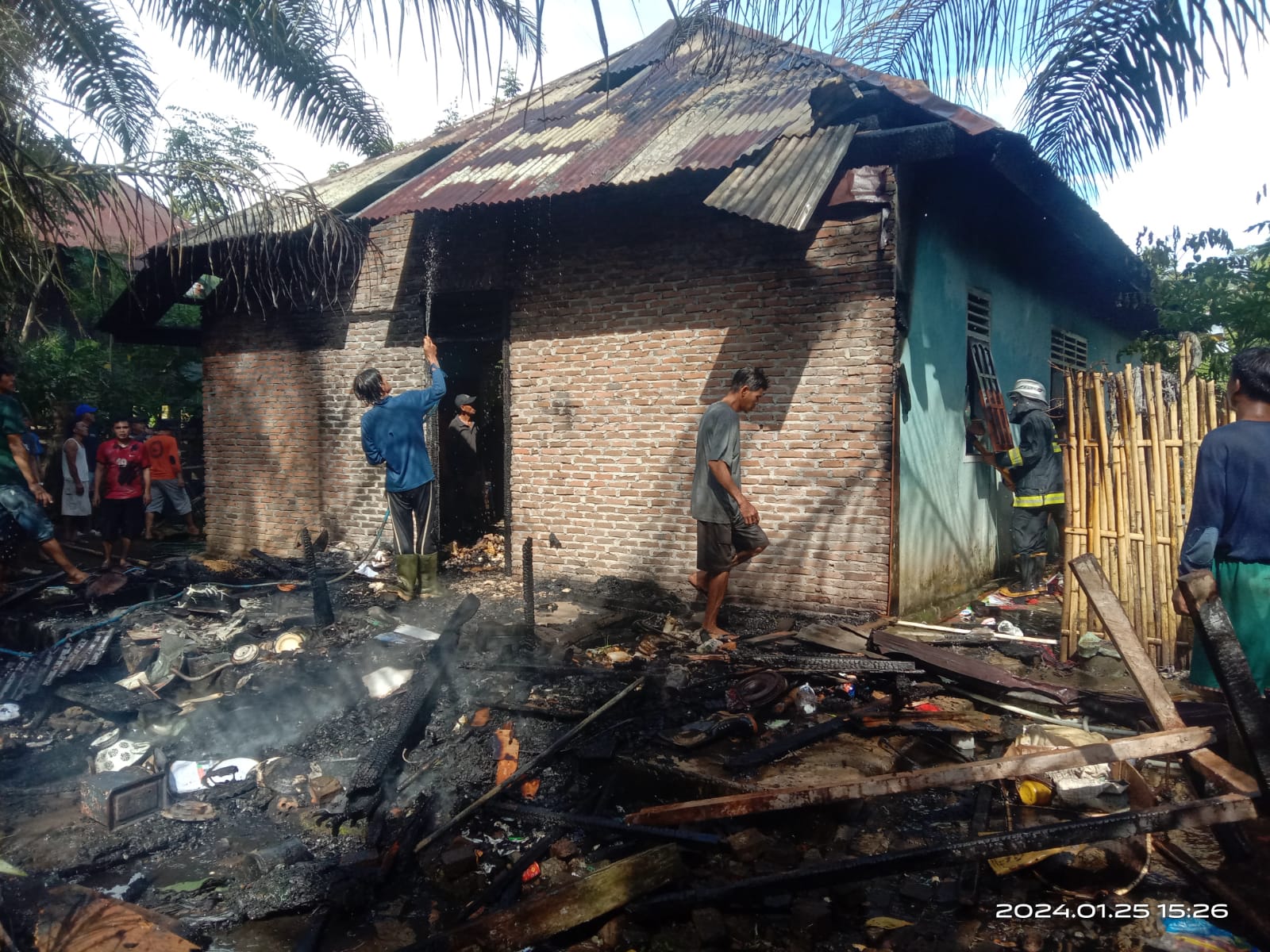BREAKING NEWS: Rumah Warga Kaur Terbakar, Polisi Duga Penyebabnya Ini, Berhasil Dipadamkan Damkar