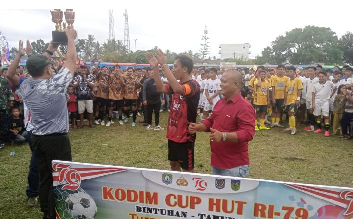 Sepaham FC Desa Jembatan Dua Juarai Turnamen Sepak Bola Kodim 0408 Cup HUT ke-79 RI