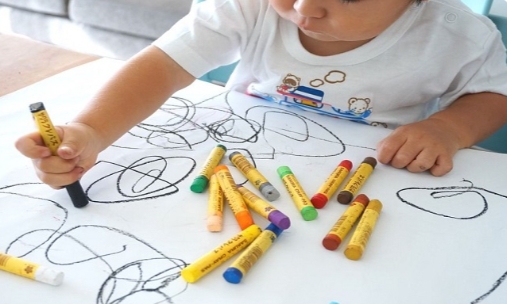 Ada 4 Manfaat Latih Anak Menggambar dan Mewarnai Sejak Dini