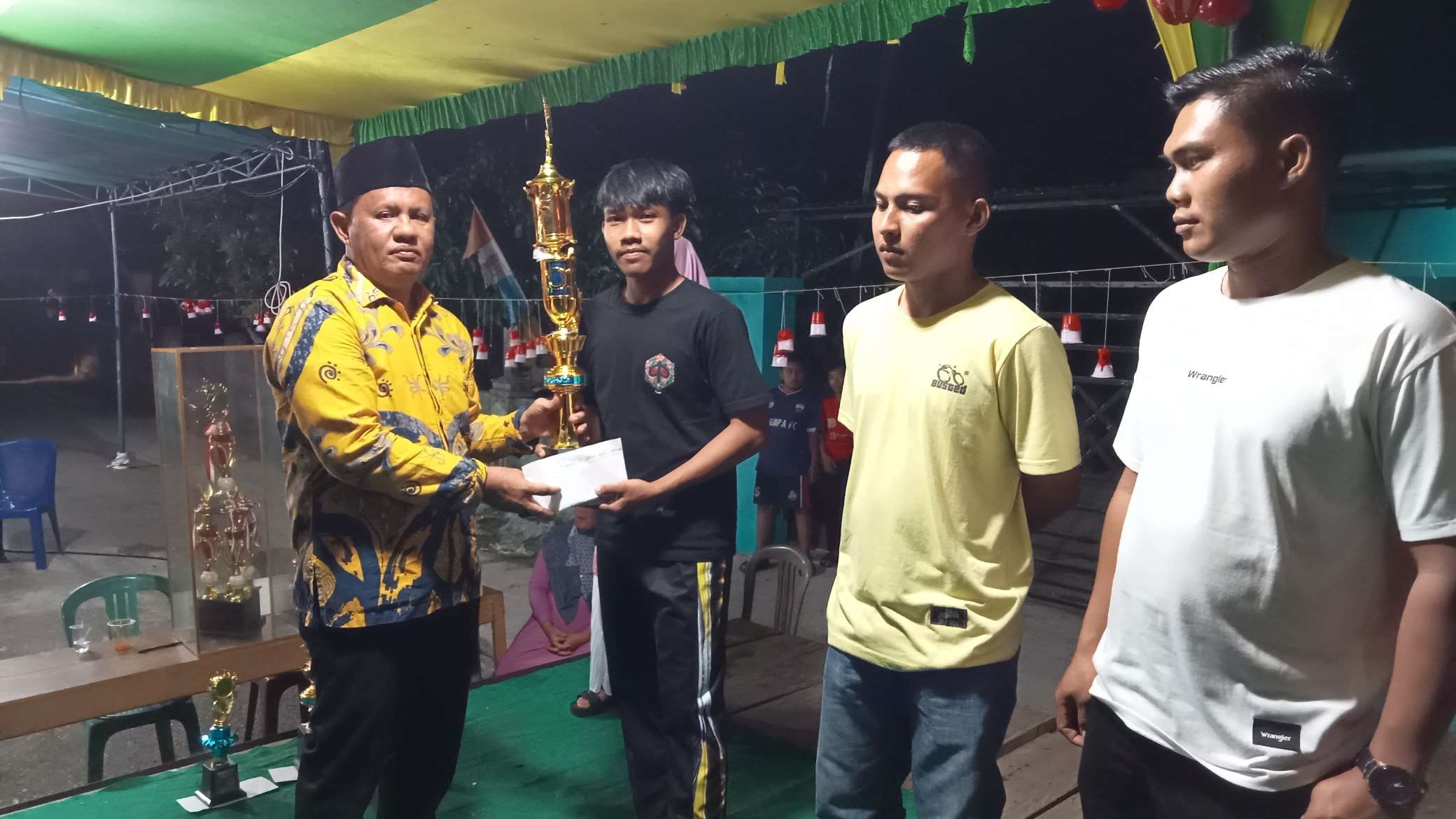 Camat Semidang Gumay Serahkan Hadiah Pemenang Turnamen HUT ke-79 RI  