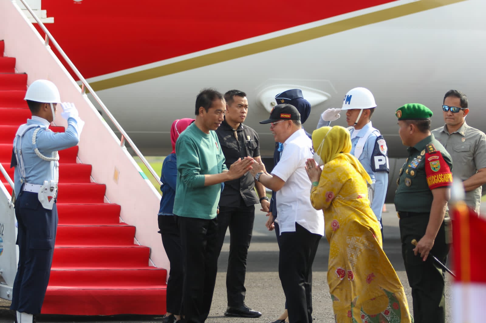 Presiden Jokowi Tiba di Bengkulu Mengenakan Kaos Warna Sage, Disambut Gubernur Rohidin dengan Kemeja Putih