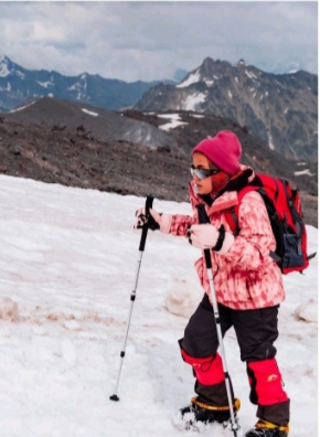 Bikin Bangga, Mahasiswi Indonesia Capai Puncak Gunung Elbrus, Gunung Tertinggi di Eropa!