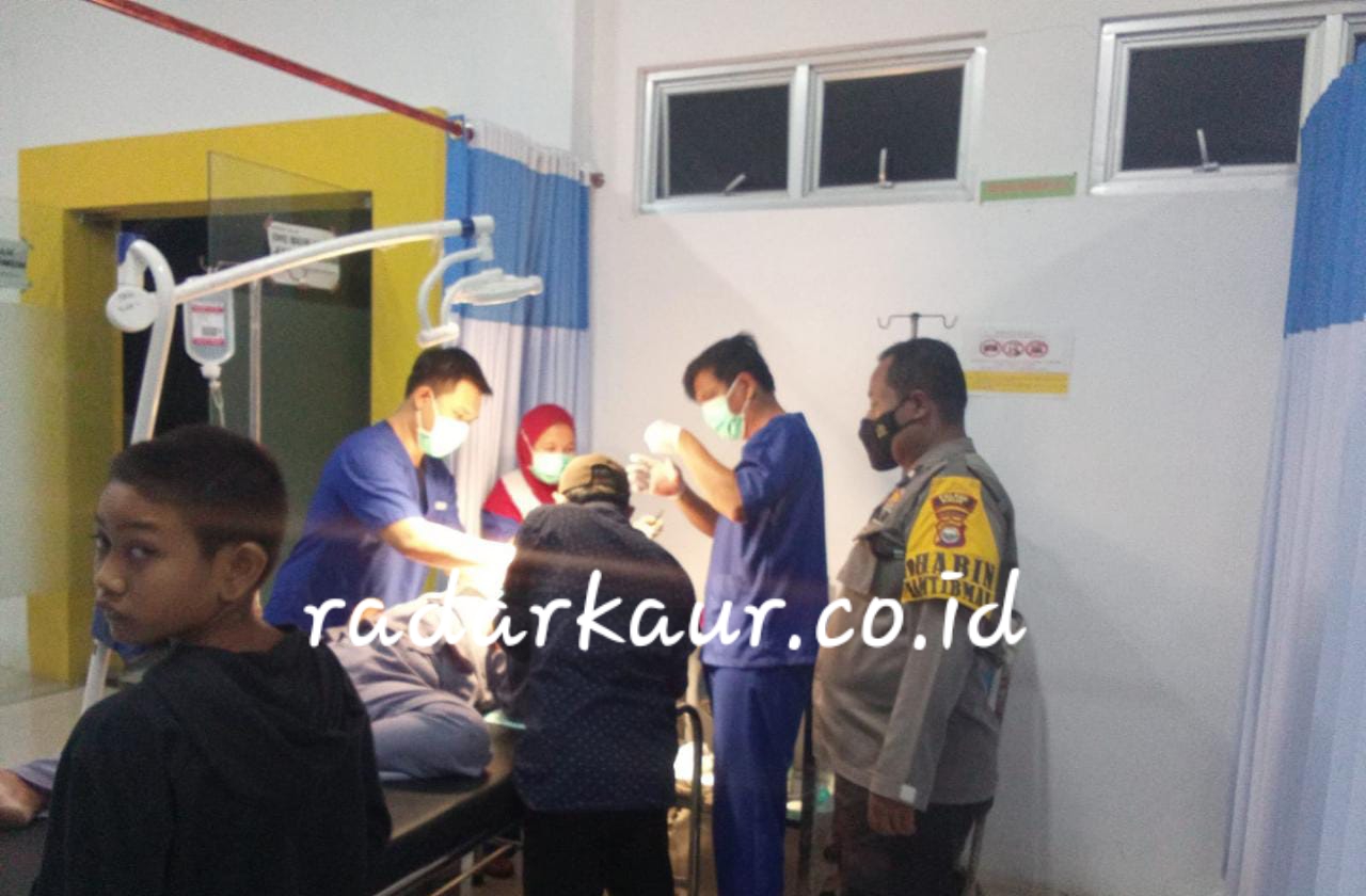 BREAKING NEWS : Warga Tertimpa Dahan Pohon Saat Berkendara