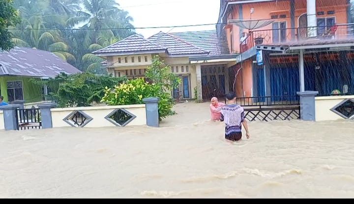 9 Rumah Terendam Banjir di Jalinbar, Penyebabnya Plat Duiker Tertutup