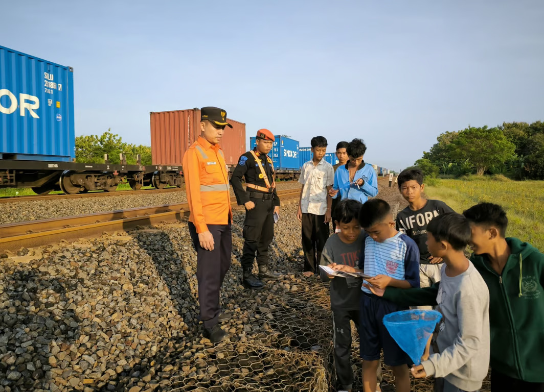 KAI Ingatkan Bahaya Ngabuburit di Jalur Kereta Api