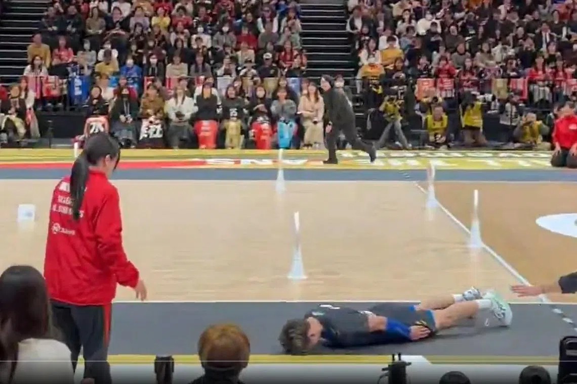 Video Viral Atlet Voli Jepang Yuji Nishida 'Sliding' Minta Maaf ke Wasit Perempuan Setelah Kena Servis