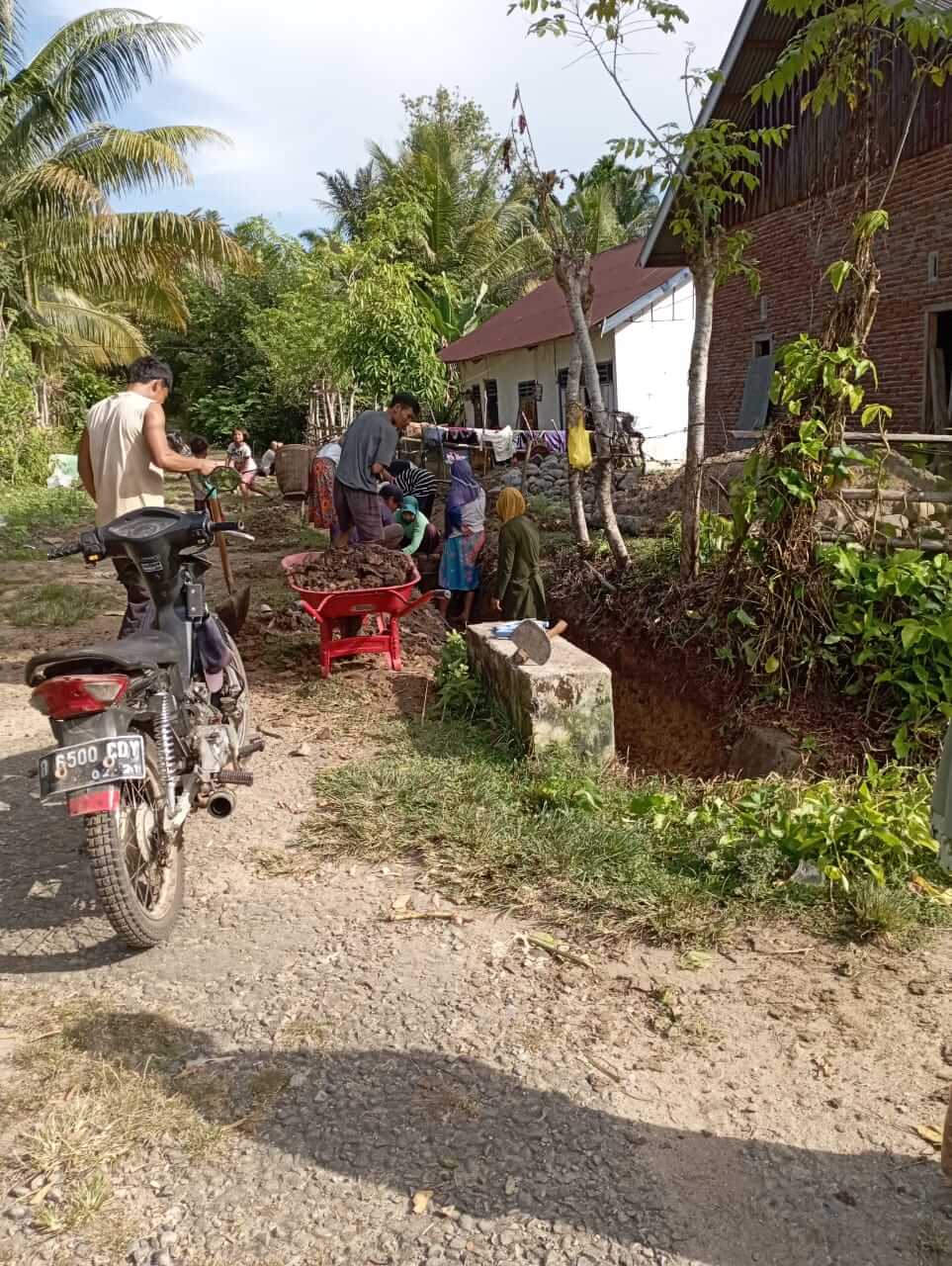 Bangun Saluran Drainase, Pemdes Gunung Tiga 2 Berdayakan Emak-Emak