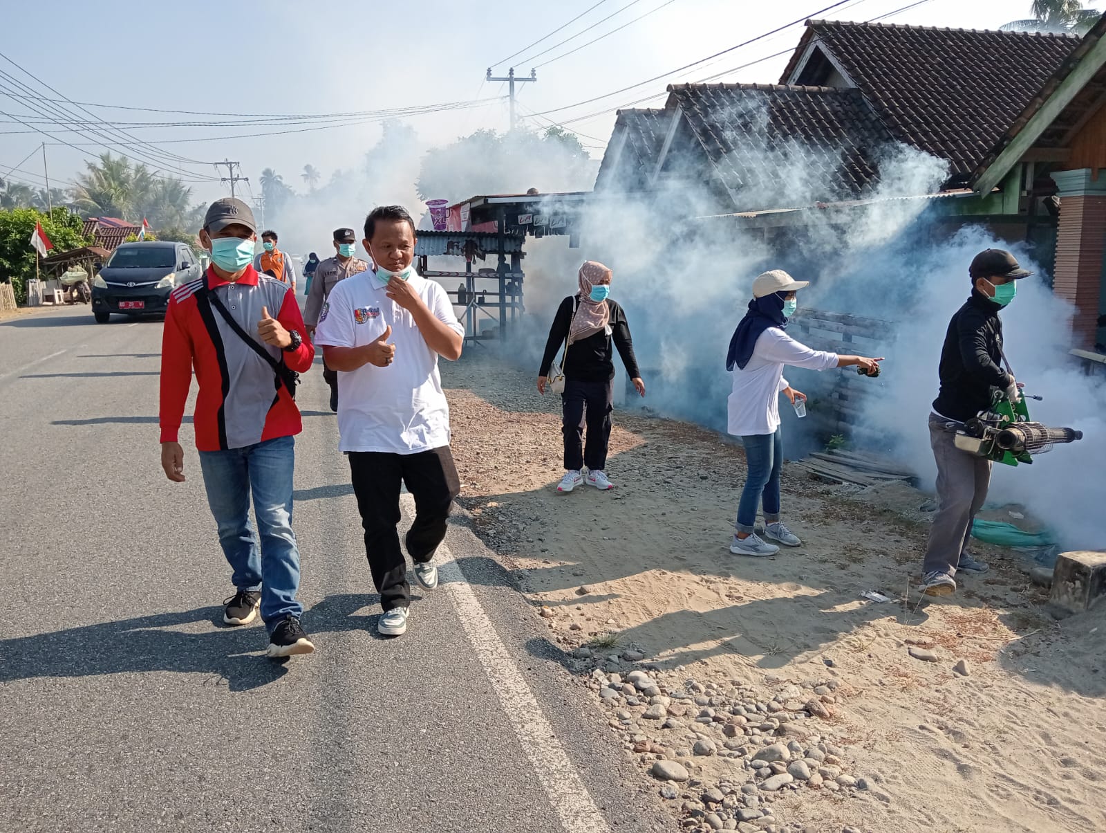 Pemberantasan Sarang Nyamuk DBD, Pemdes dan Puskesmas Mentiring Lakukan Fogging