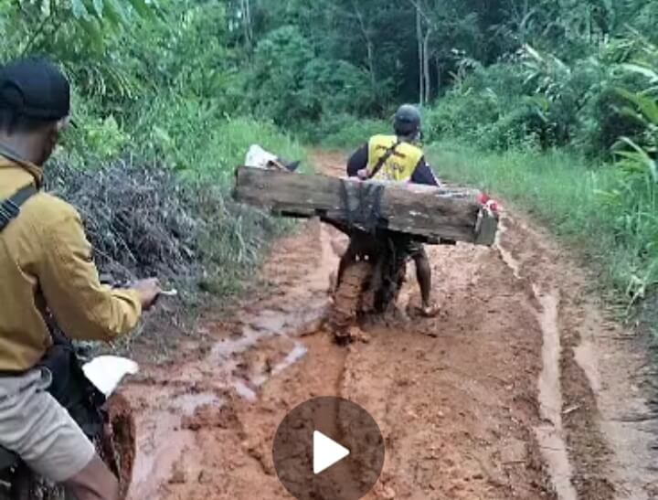 Evakuasi Warga Koma, Lewati Jalur Off-Road dan Tanah Kuning Dengan Ojek Kebun