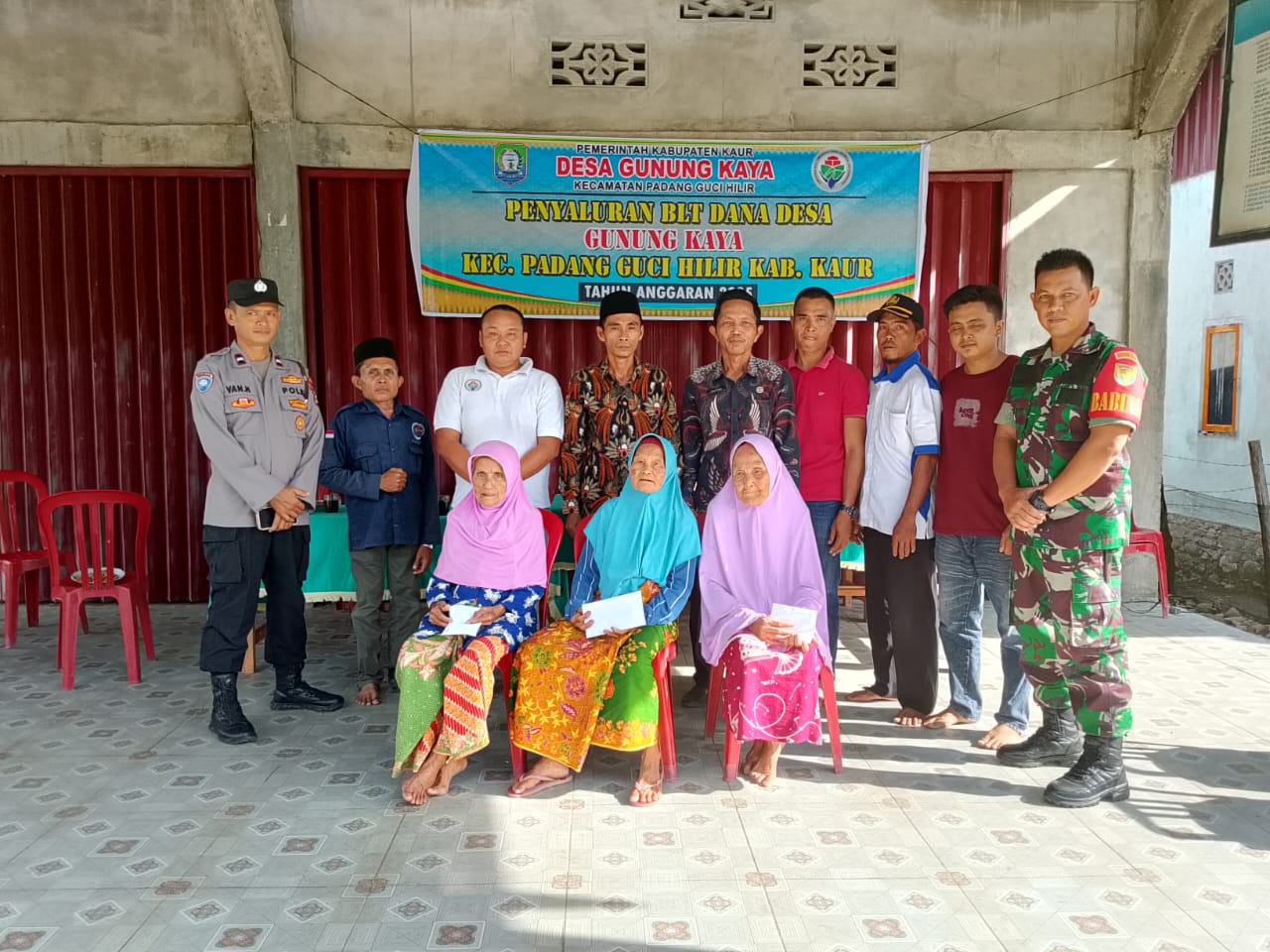 Lansia Gunung Kaya Terima BLT-DD Triwulan Pertama