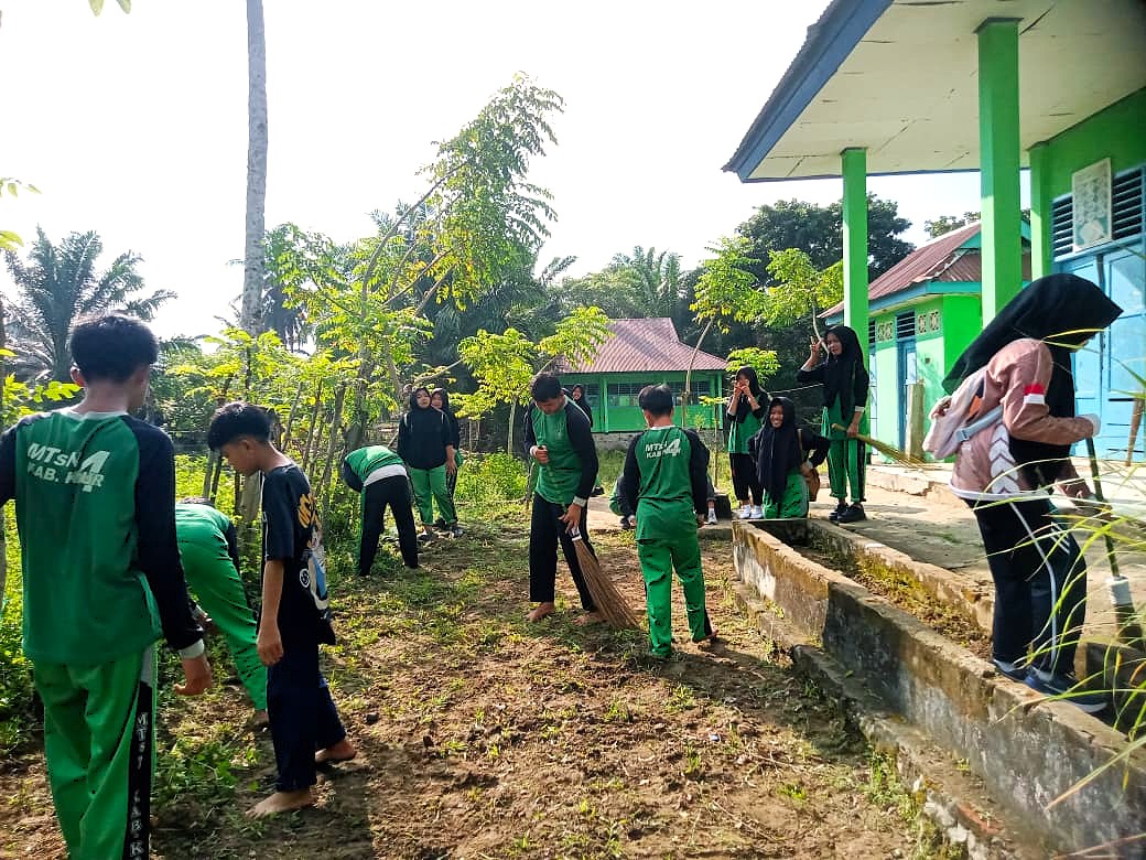 Usai Libur Lebaran, MTsN 4 Kaur Kompak Gelar Aksi Bersih Lingkungan