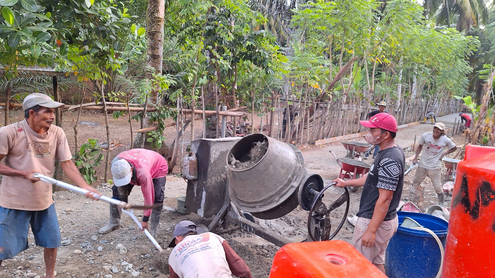 Pemdes Awat Mata Tingkatkan Kualitas Jalan Lingkungan, Bangun Jalan Rabat Beton dari Dana Desa