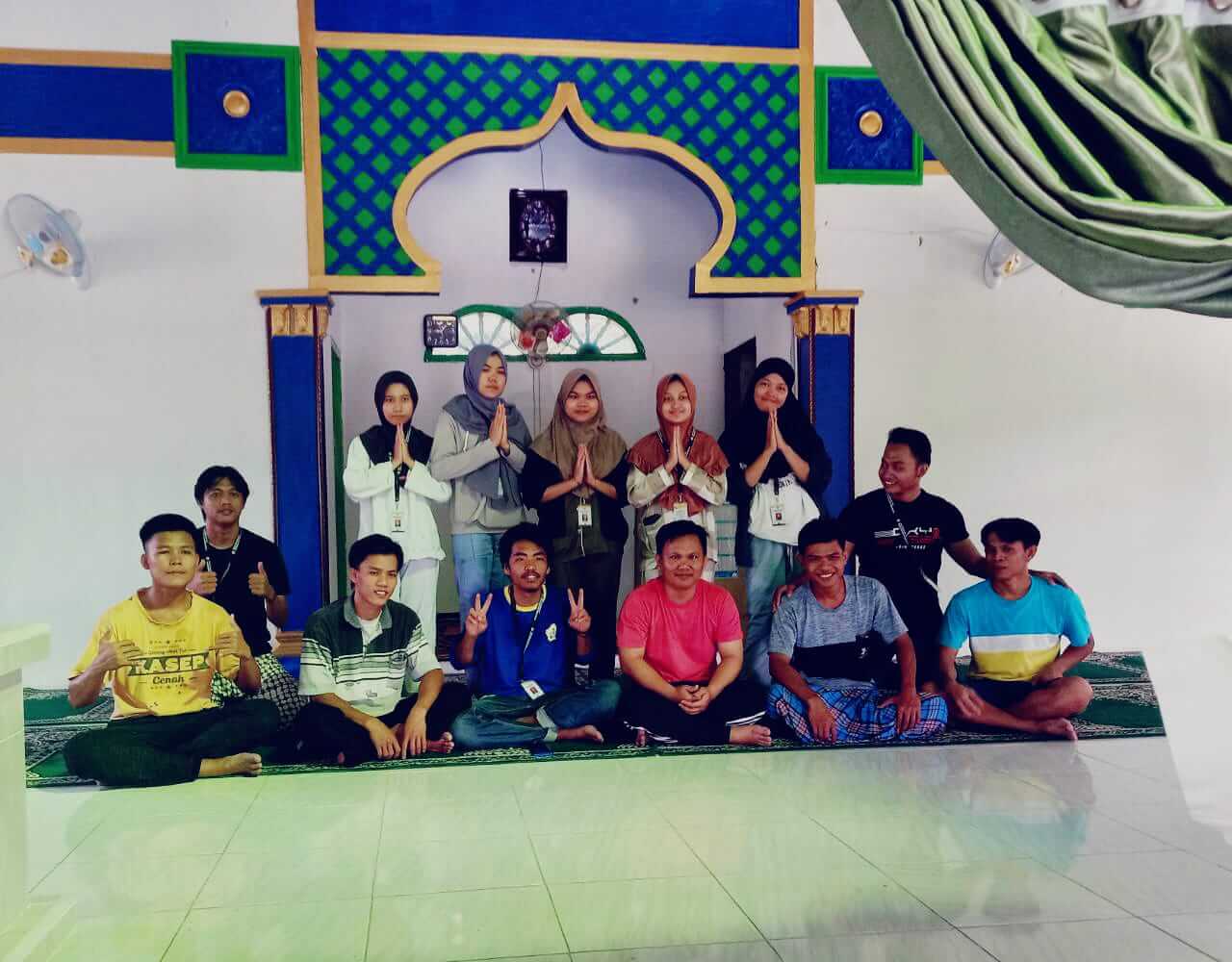 Mahasiswa KKN Unib Kerja Bakti di Masjid Jamik Tanjung Baru Sambut Idul Adha 1443 H